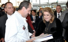 Catherine Deneuve besuchte den Stand Johann Lafer - Starkoch auf der Messe Ambiente 2013 Deneuve-Messe Ambietnte Bild © wei