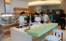 Warendorf Küchen baut Marktposition international aus Starck by Library im Showroom Singapur