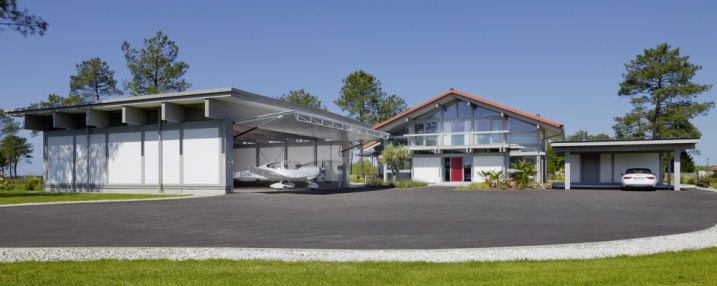 Ein HUF Haus mit Flugzeughangar 
