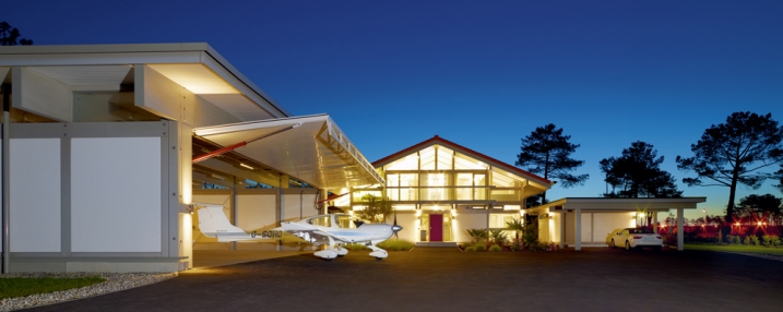 Ein HUF Haus mit Flugzeughangar 