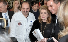 Catherine Deneuve besuchte den Stand Johann Lafer - Starkoch auf der Messe Ambiente 2013 Deneuve-Johann Bild © wei