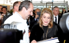 Catherine Deneuve besuchte den Stand Johann Lafer - Starkoch auf der Messe Ambiente 2013 Deneuve-Johann Bild © wei