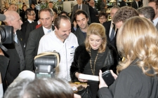 Catherine Deneuve besuchte den Stand Johann Lafer - Starkoch auf der Messe Ambiente 2013 Deneuve-Johann Bild © wei