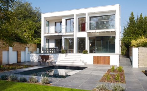 Architektenhaus von BAUFRITZ Jackson Pool und Gartenansicht