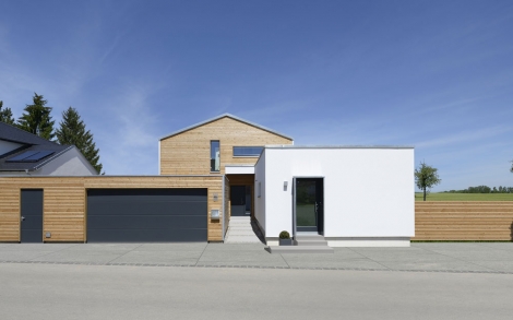 Holzhaus0 Holzhaeuser von BAUFRITZ Design Holzhaus Wried Wriedt Eingang und Garage