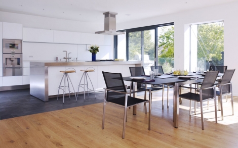 Architektenhaus von BAUFRITZ Jackson Kueche und Essplatz