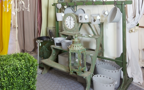 Wohnaccessoires und Einrichtungsnews Blumen Gewuerzregal in antikem Gruen