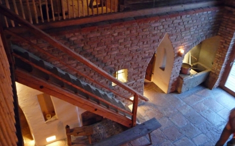 Alte Holzhaeuser Blockhaeuser und Bauernhaeuser Alter Bauernhof Blick von oben in die Tenne