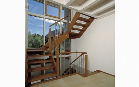 Architektenhaus von BAUFRITZ Landhaus Schauer Lichter Treppenaufgang im Haus