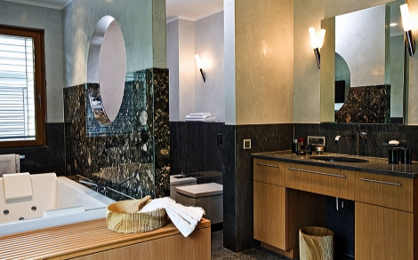 Architektenhaus von BAUFRITZ Luxushaus Tessin Das Badezimmer im