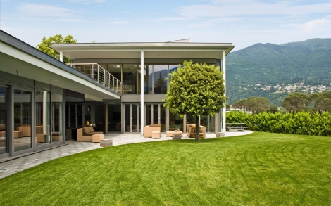 Architektenhaus von BAUFRITZ Luxushaus Tessin Baufritz  die Aussenansicht