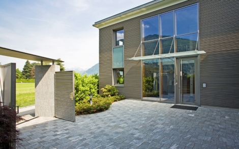Architektenhaus von BAUFRITZ Luxushaus Tessin Innenhof mit Toreinfahrt vom