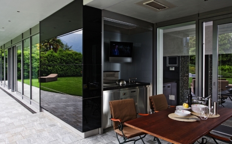 Architektenhaus von BAUFRITZ Luxushaus Tessin Exklusiver Grill und Kochplatz auf der Terrasse