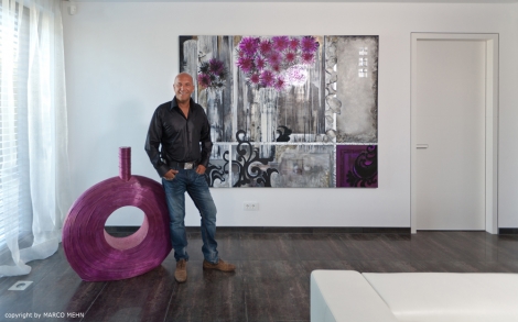 Kunst Kuenstler Kunstmalerei Marco Mehn Luxury Artworks vor seinem Werk Artwork