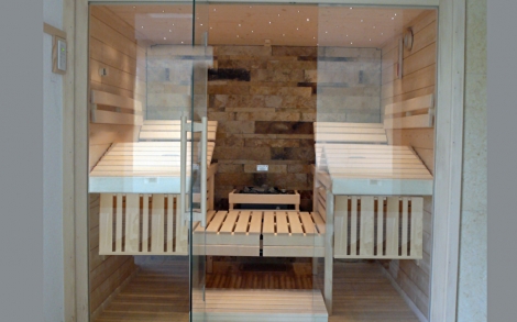 Sauna Wellness Spa SAWESA Massivholzsauna mit Glasfront von