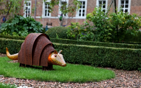 Gartenskulpturen von Borowski Gallery Armadillo bernstein 2