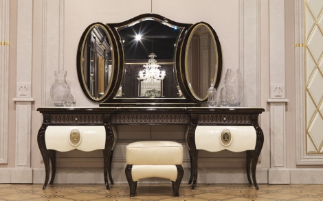 Italienische Moebel Design von TURRI Kommode mit Hocker aus der Kollektion Versailles